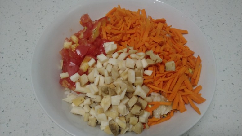 大米、胡萝卜、鸡蛋饼,将西红柿、杏鲍菇盛入碗里。