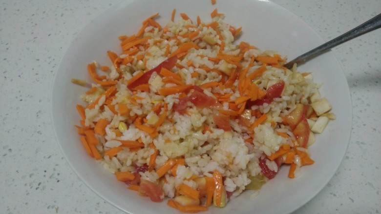 大米、胡萝卜、鸡蛋饼,搅拌均匀。