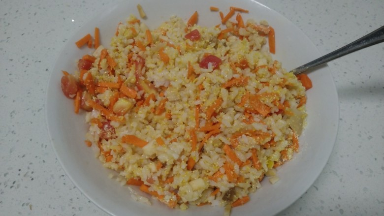大米、胡萝卜、鸡蛋饼,搅拌均匀。