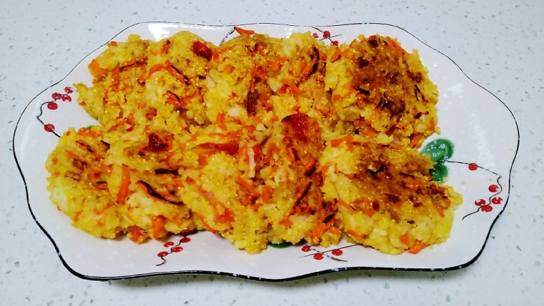 大米、胡萝卜、鸡蛋饼,煎至两面金黄盛入盘中。