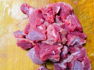 卤牛肉饭,把牛肉切大块，不能切太小不然后面容易煮的特别小