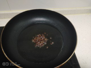 蒜香尖椒,锅中放入多一点的油，放入花椒小火炒香。