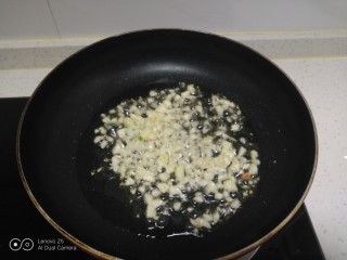 蒜香尖椒,将花椒取出，放入蒜末炒香。