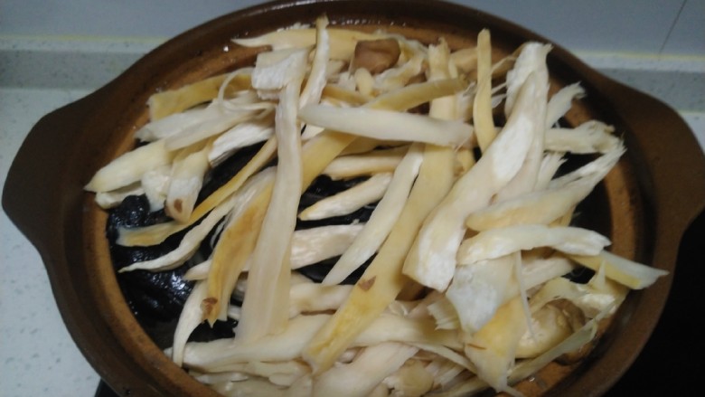 乌鸡炖板栗、杏鲍菇、丝瓜,小火再炖20分钟，放入杏鲍菇。