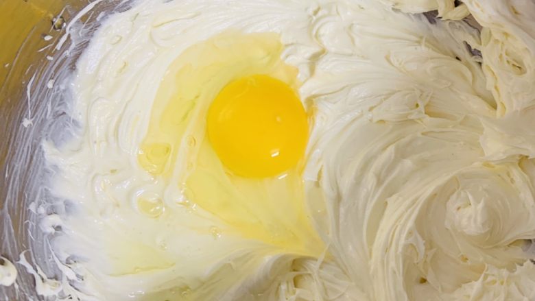 玫瑰乳酪重磅蛋糕,加入一颗小鸡蛋继续打至顺滑，再加另外一个鸡蛋进去继续打至顺滑即可。
