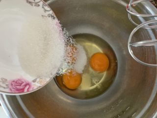 肉松蒸蛋糕,白砂糖一次性加入到鸡蛋内。
