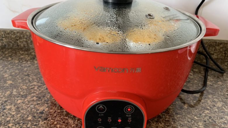 肉松蒸蛋糕,放入到万慕升降火锅中蒸25分钟，锅一定要提前预热，加热到水沸腾的状态。