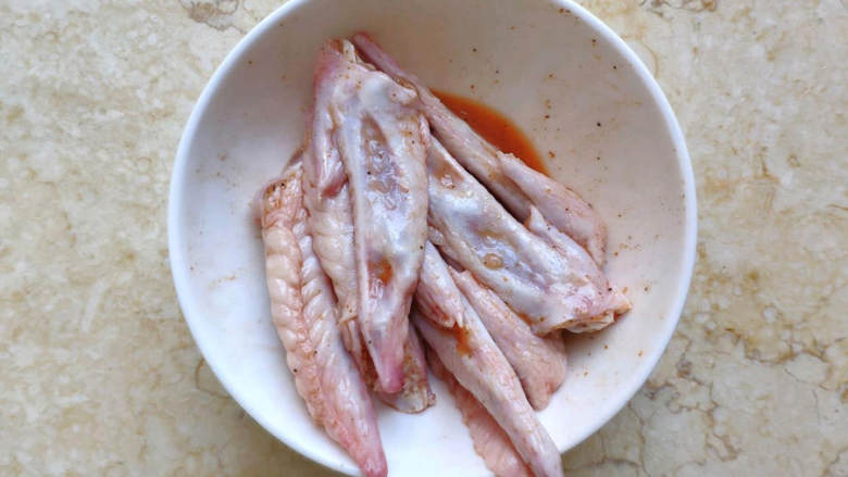 藤椒味烤鸡翅尖,鸡翅尖与藤椒味调料汁混合均匀，腌制四小时。如果是放入冰箱腌制，建议提前一晚腌制。