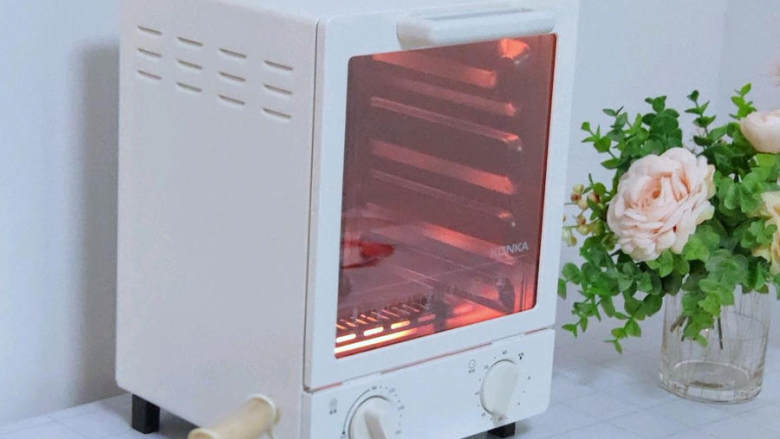藤椒味烤鸡翅尖,小烤箱提前预热，上下火220度，烤30分钟左右。