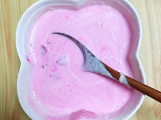 豆浆布丁,将其余的火龙果块儿放入布丁液中，搅拌均匀，布丁液自动变成非常好看的粉紫色。