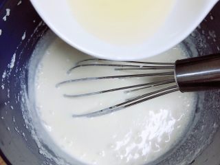 豆浆布丁,吉利丁水慢慢加入布丁液中，边倒入边搅拌均匀。
