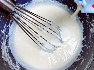 豆浆布丁,加入炼乳和淡奶油。