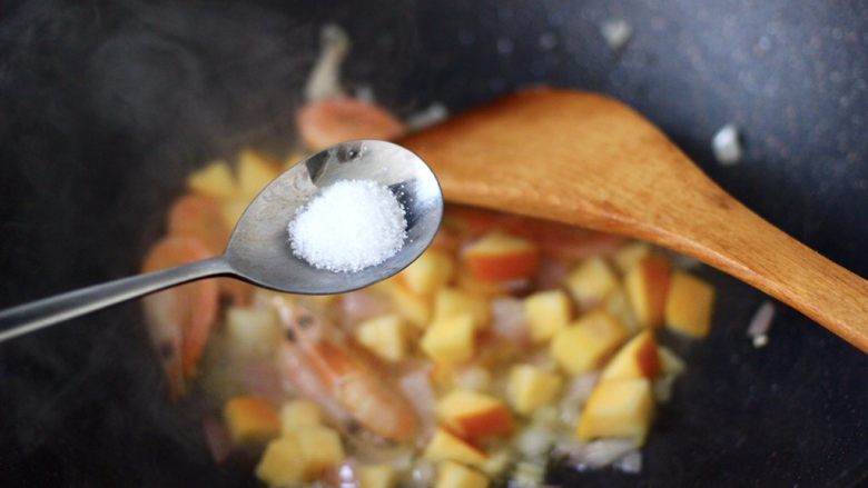 苹果北极虾时蔬炒饭,看见苹果变软后，根据个人口味，加入适量的盐调味。