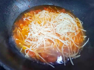 番茄金针菇豆腐汤,加入金针菇。