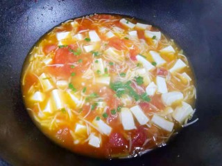 番茄金针菇豆腐汤,等再次水开，撒上葱花，加入适量盐调味，出锅开吃！