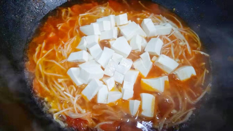番茄金针菇豆腐汤,加入豆腐。