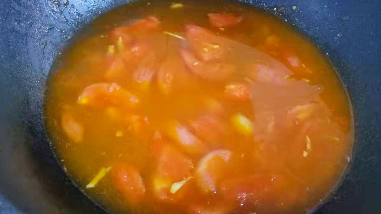 番茄金针菇豆腐汤,然后倒入一大碗开水煮1分钟。
