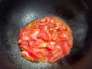 番茄金针菇豆腐汤,锅中放入适量油，油热后倒入姜和葱白爆香，倒入番茄炒出汁。