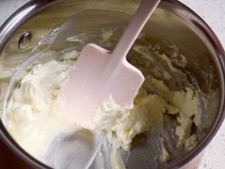 半熟芝士,制作蛋黄糊:奶油奶酪用微波炉叮几分钟至柔软，放入一个可加热的汤锅，加入鲜奶油，搅拌均匀