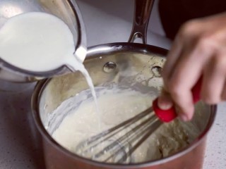半熟芝士,先加入一部分牛奶，搅拌至无大颗粒后，再加入剩余的牛奶，搅拌均匀