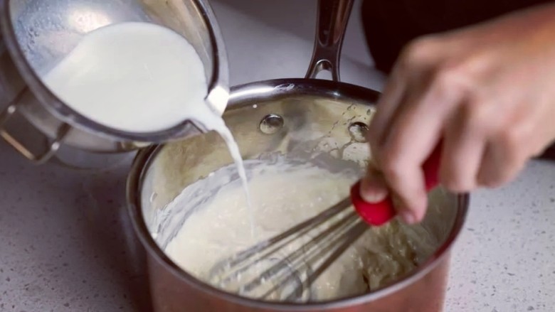 半熟芝士,先加入一部分牛奶，搅拌至无大颗粒后，再加入剩余的牛奶，搅拌均匀
