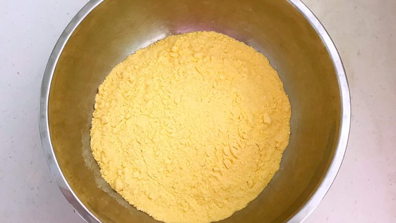 玉米粑粑,把玉米粒用干磨机研磨成玉米粉