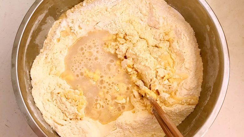 玉米粑粑,把酵母水倒入面粉中，边倒边搅拌