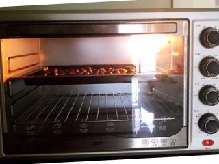 板栗饼,烤箱200W预热8分钟，放入烤盘，上下火200W烤15分钟