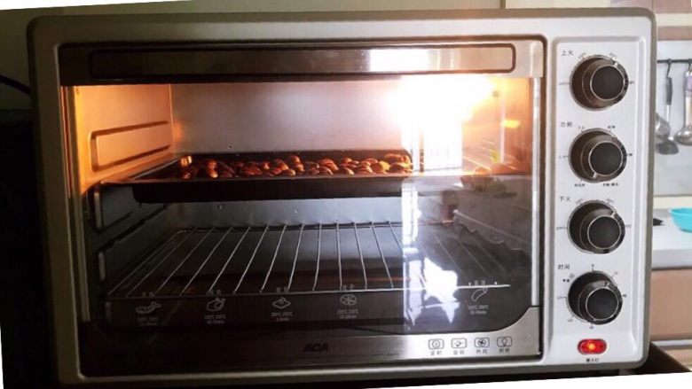 板栗饼,烤箱200W预热8分钟，放入烤盘，上下火200W烤15分钟