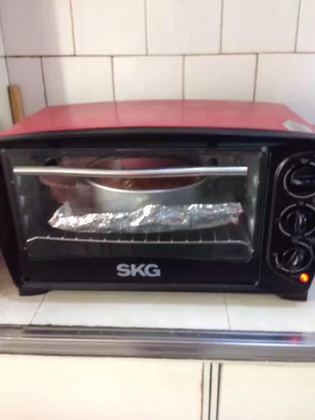 8寸戚风蛋糕,烤箱预热10分钟140°C中层烘烤50分钟