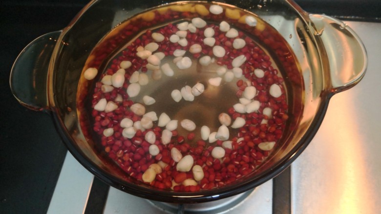 养生补血五红汤,加入水，大火烧煮，煮开后大火继续煮10分钟