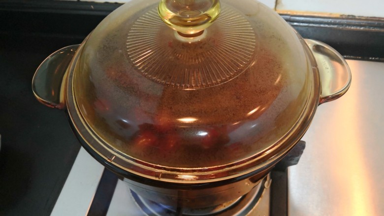 养生补血五红汤,煮开后，关小火焖煮30分钟