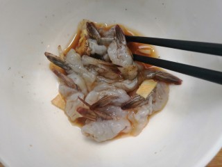 蝴蝶虾,把做好的虾子，放入碗中，加入姜，盐，料酒，生抽，胡椒粉，搅拌均匀，腌制10分钟