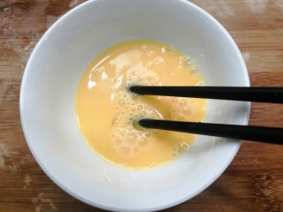 蝴蝶虾,鸡蛋磕入碗中，搅拌均匀备用