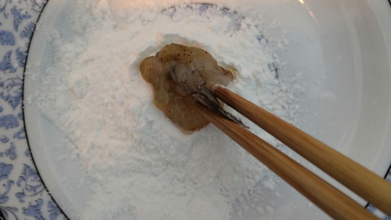 蝴蝶虾,腌制好的基围虾，先裹上淀粉