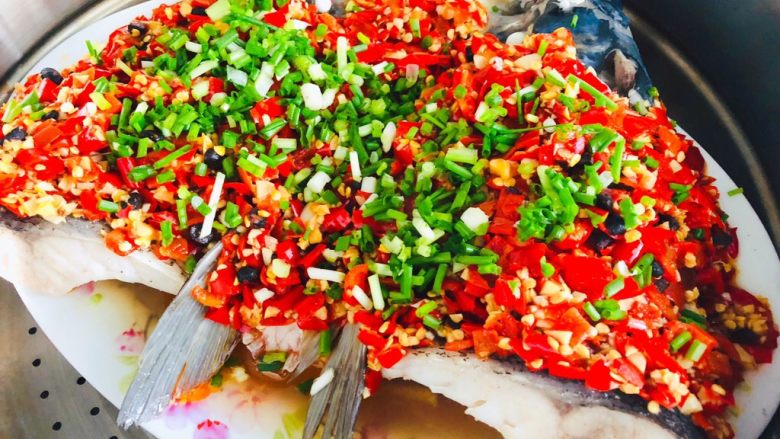 拿的出手的宴客菜，剁椒鱼头，超下饭零失败,葱花撒在鱼头上。
