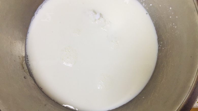 脆皮鲜奶,牛奶，淀粉，白糖加入盆中搅拌均匀