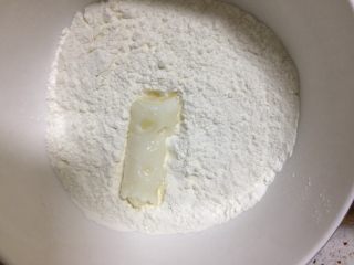 脆皮鲜奶,取一块切好的糊浆裹上面粉
