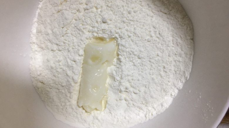 脆皮鲜奶,取一块切好的糊浆裹上面粉