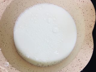 脆皮鲜奶,放入不粘锅中