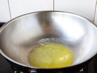 虾仁菌菇白汁意面,中火起锅，低温放入黄油至黄油微微融化。