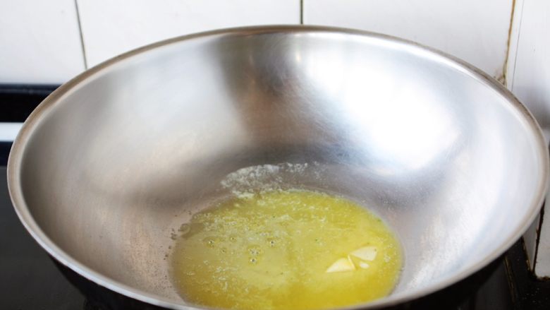 虾仁菌菇白汁意面,中火起锅，低温放入黄油至黄油微微融化。