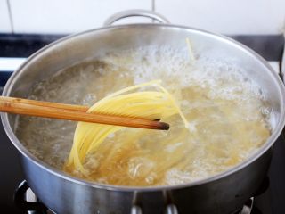 虾仁菌菇白汁意面,煮面时水开后放入意面，开盖儿大火煮8～10分钟左右。