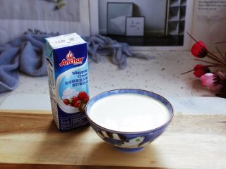 虾仁菌菇白汁意面,将淡奶油和牛奶各90g混合放入一个小碗里备用。