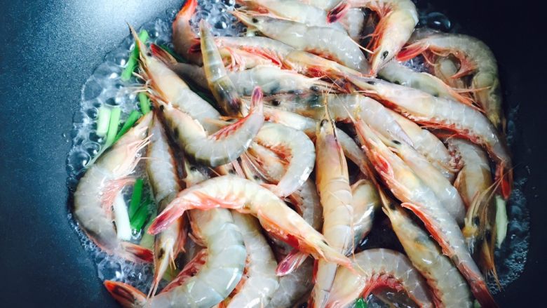 白灼野生剑虾,用筷子搅匀使虾受热均匀