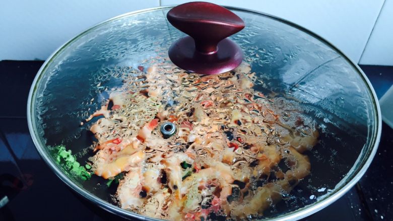 白灼野生剑虾,盖上锅盖煮至虾壳变红，三分钟即可