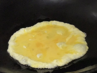 玉米虾仁蛋炒饭,锅中倒入适量油烧热再倒入蛋液