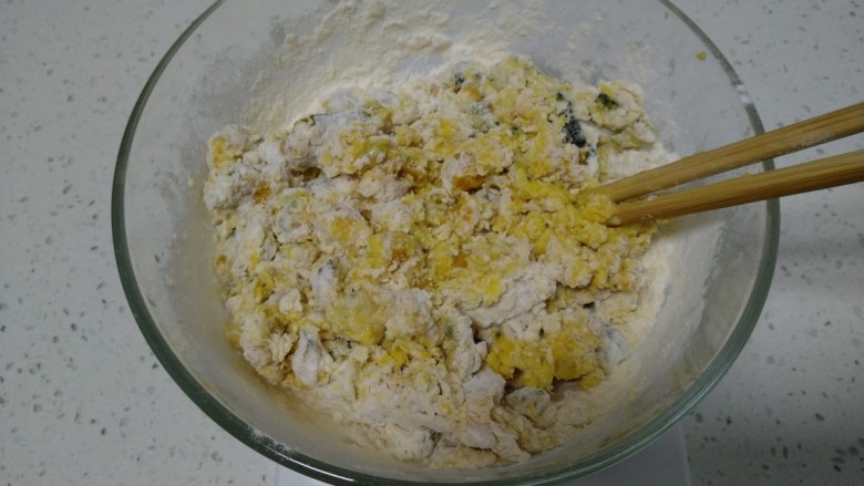 南瓜、鸡蛋烙馍,搅拌均匀。