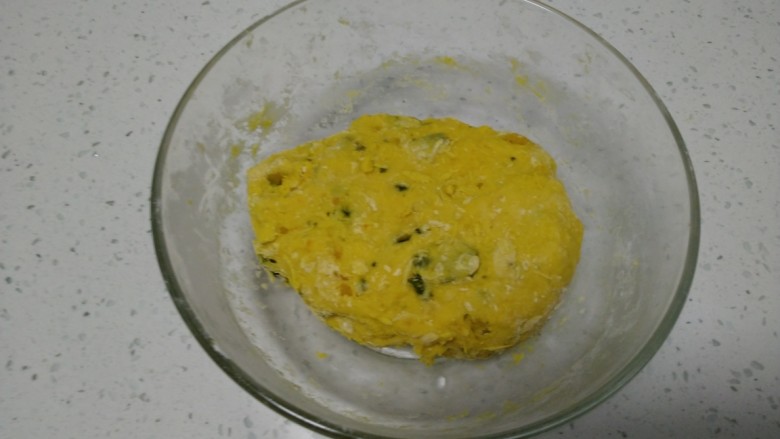 南瓜、鸡蛋烙馍,活成比较软的面团。