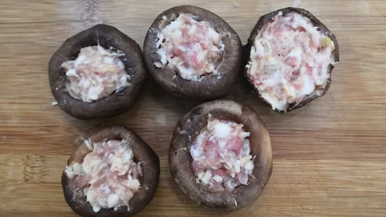 香菇酿肉,把腌制好的肉沫，填入香菇